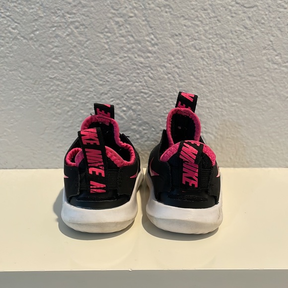 Nike black/pink Toddlers Size 4 Girls sneakers - Picture 3 of 5